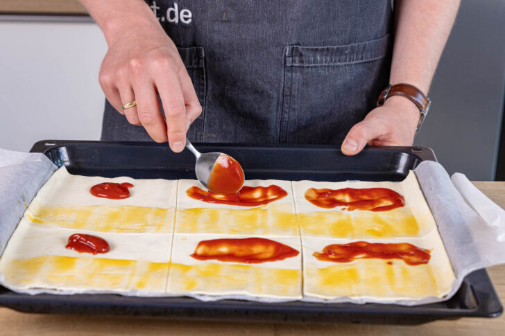 mit Ketchup einstreichen