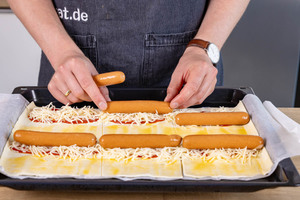 Würstchen auf Blätterteig legen