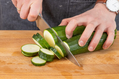 Zucchini in Scheiben schneiden