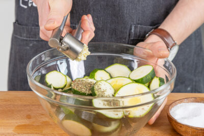 Zucchini mit Knoblauch würzen