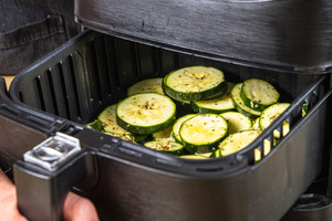 Zucchinischeiben in Heißluftfritteuse