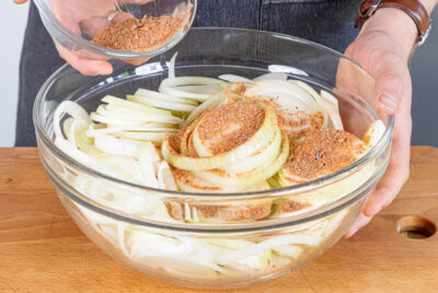 Zwiebeln und Knoblauch marinieren