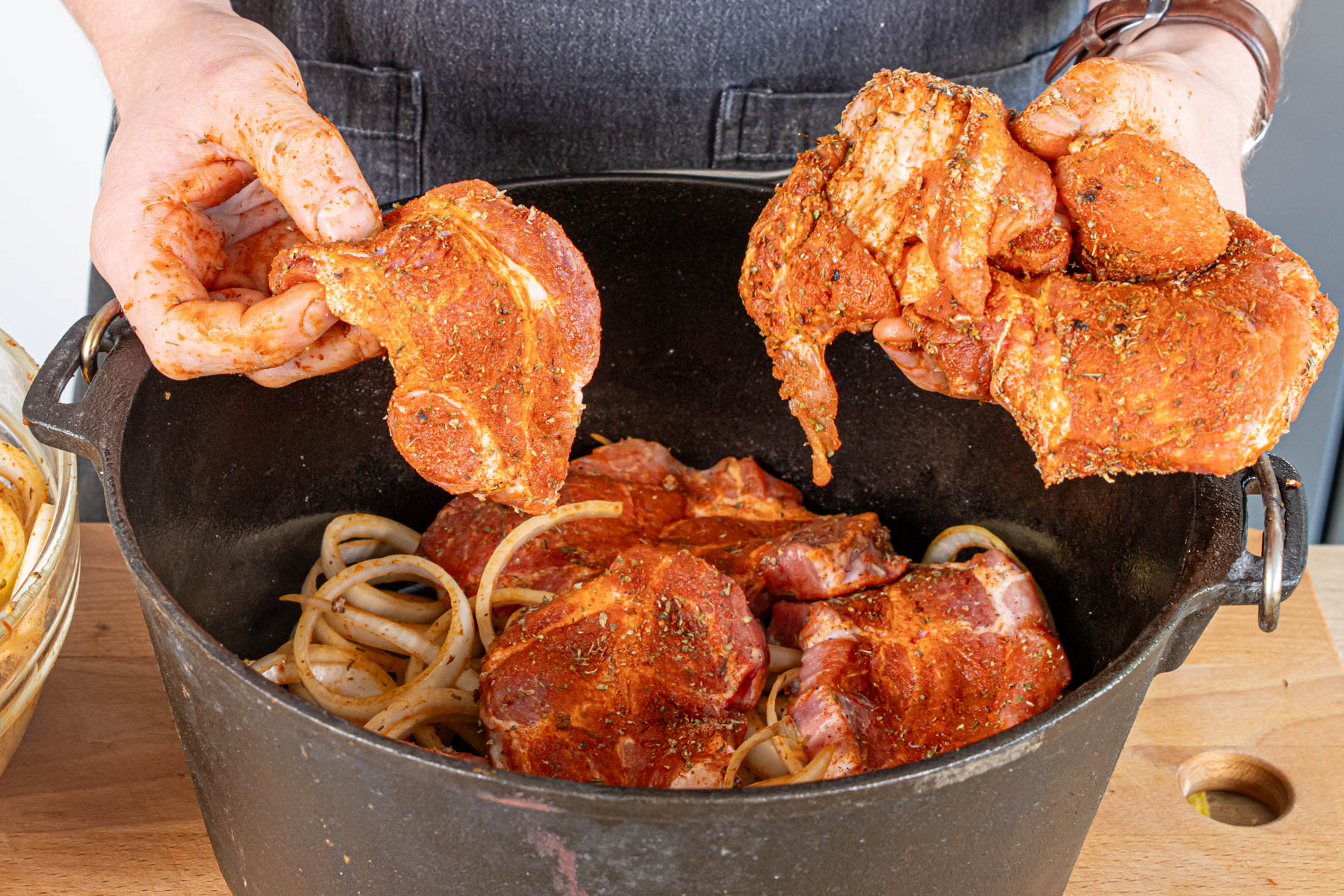Zwiebelfleisch aus dem Dutch Oven | Rezept