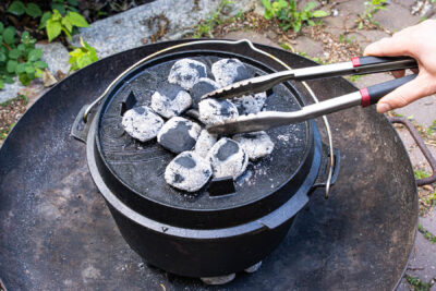 Briketts auuf und unter dem Dutch Oven verteilen