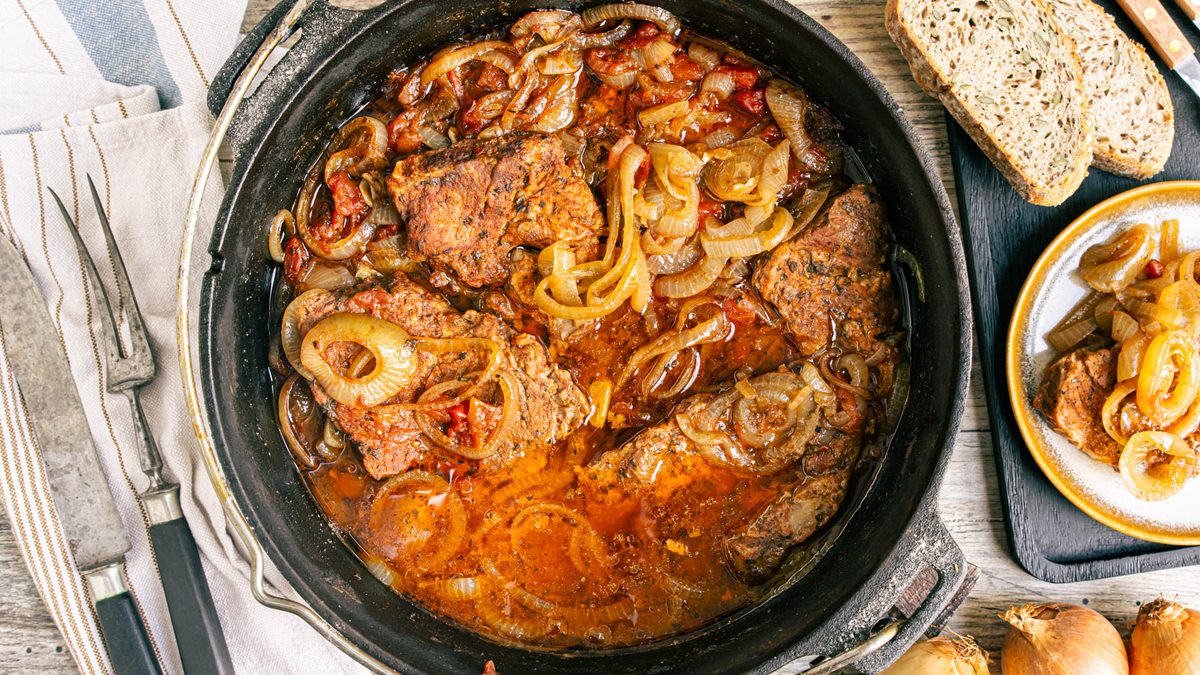 Zwiebelfleisch aus dem Dutch Oven | Rezept - eat.de