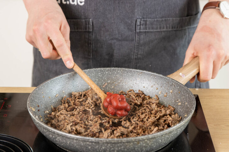 Tomatenmark dazugeben