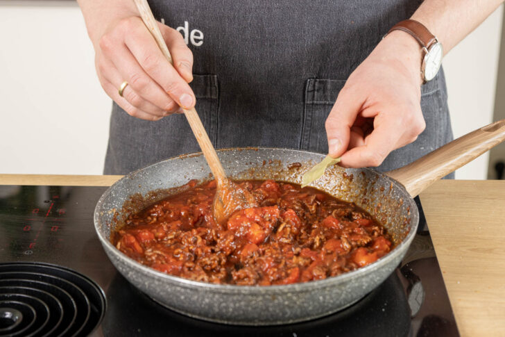 gehackte Tomaten und Lorbeerblatt dazugeben