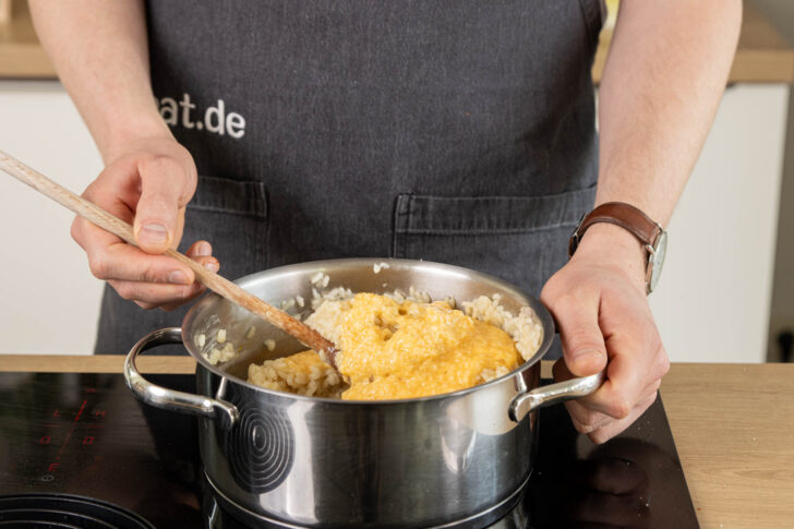 Parmesan-Ei-Masse unterrühren