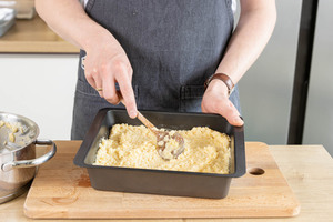 Risotto auf einem Blech verstreichen