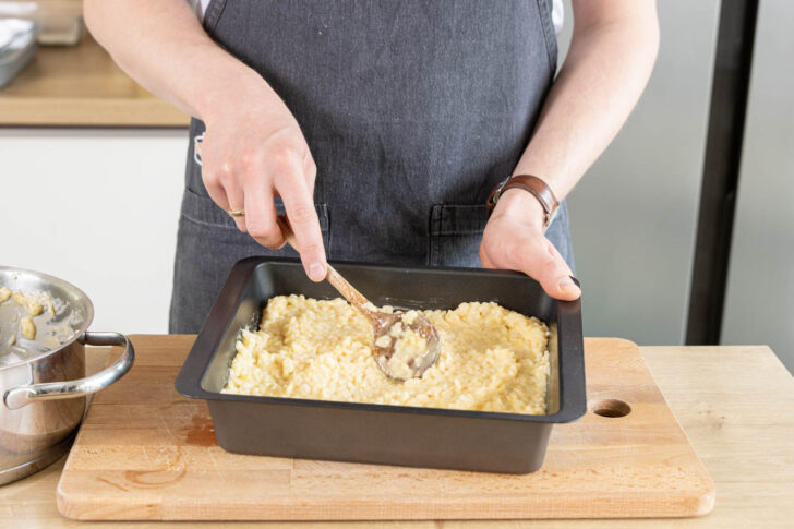 Risotto auf einem Blech verstreichen