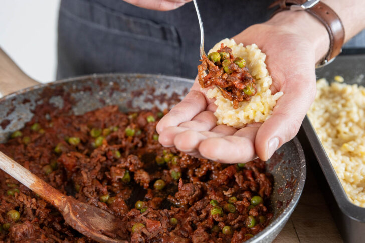 Reis mit Hackfleisch füllen