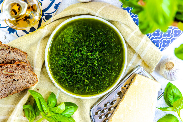 Basilikumpesto ohne Pinienkerne mit Parmesan