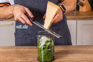 Parmesan reiben
