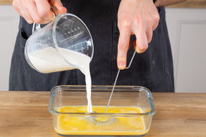 Milch mit Ei verquirlen.