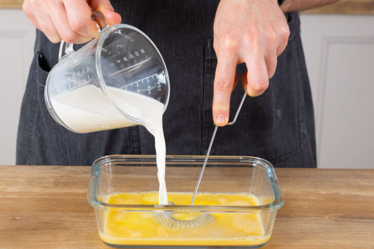 Milch mit Ei verquirlen.