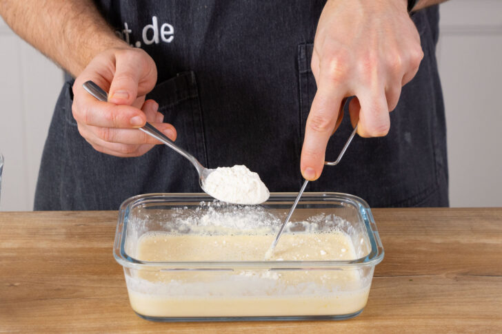 Mehl zum Milch-Ei-Gemisch