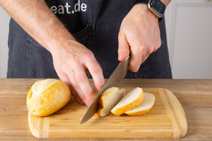 Brötchen in Scheiben schneiden.