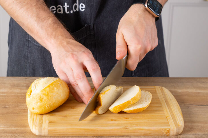 Brötchen in Scheiben schneiden.