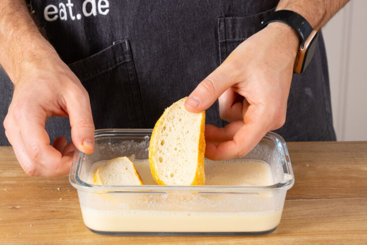 Bayerische Zwetschgenbavesen in Mehl-Ei-Gemisch geben.