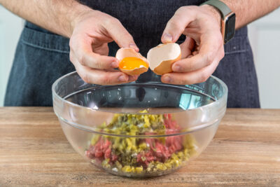 Eigelb zum Fleisch geben