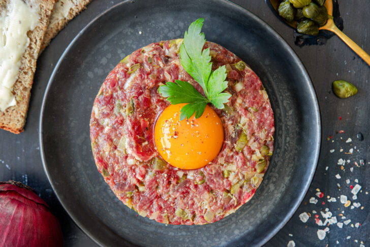 Beef Tatar mit Eigelb