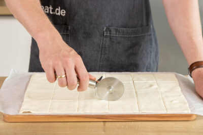 Blätterteig in Quadrate schneiden