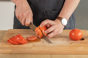 Tomaten in Scheiben schneiden