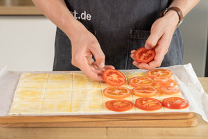 Blätterteig mit den Tomaten belegen
