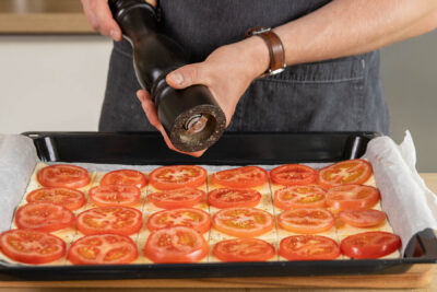Tomaten mit Salz und Pfeffer würzen