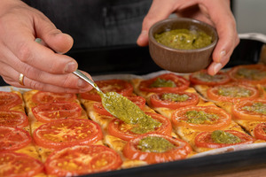 mit Pesto garnieren