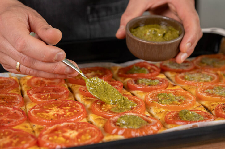 mit Pesto garnieren