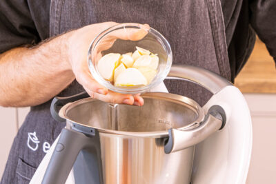 Knoblauch und Zwiebel im Thermomix® klein schneiden