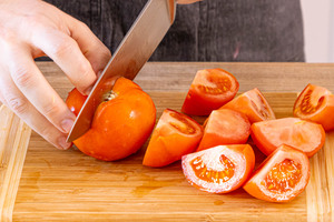 Strunk aus den Tomaten schneiden und diese vierteln