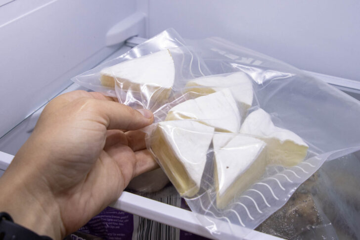 Portionierter Camembert in luftdichter Gefriertüte einfrieren
