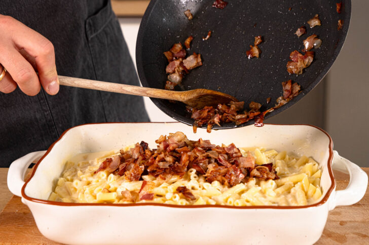 Pancetta über der Pasta verteilen