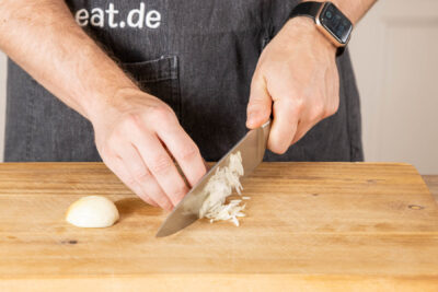 Zwiebeln würfeln