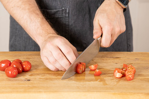 Tomaten klein schneiden