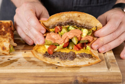 Cheeseburger-Wrap aufrollen
