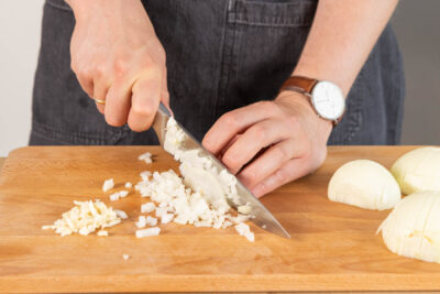 Zwiebel würfeln