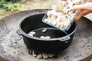 Bratwurstscheiben in den Dutch Oven geben