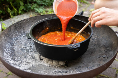 Passierte Tomaten dazugeben