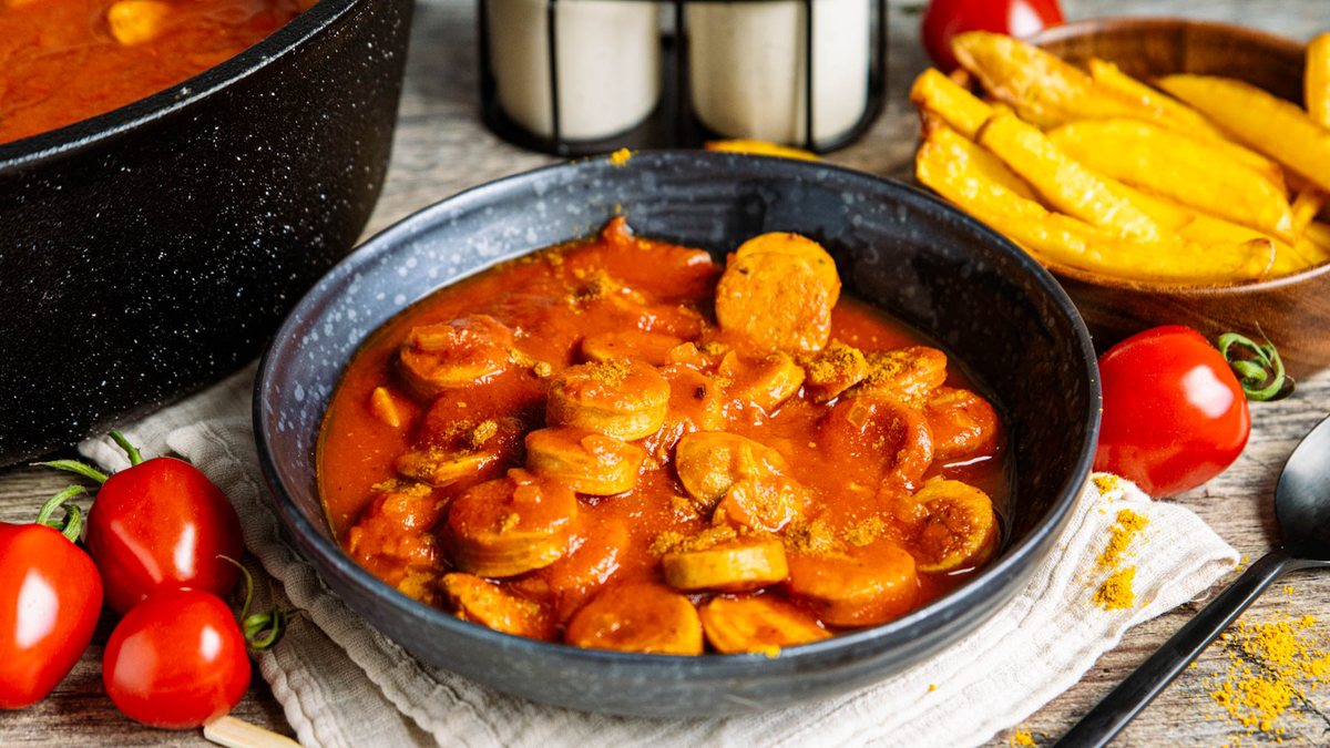 Currywursttopf aus dem Dutch Oven | Rezept