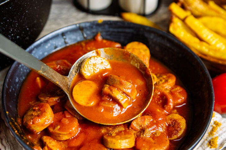 Currywursttopf aus dem Dutch Oven servieren
