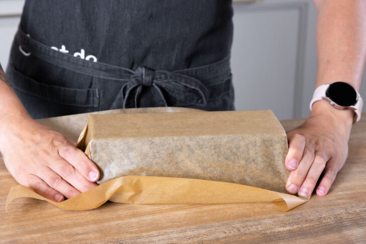 Kastenform mit Backpapier auskleiden.