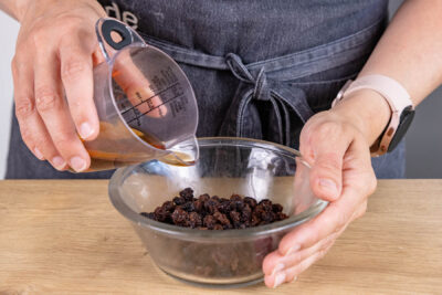 Rosinen mit Rum tränken
