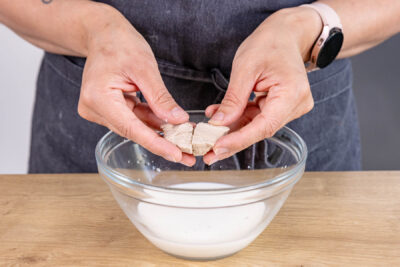 Frische Hefe in lauwarme Milch geben