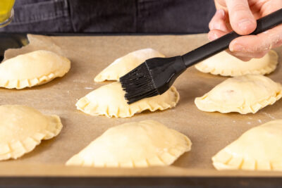 Empanadas mit Eigelb bestreichen