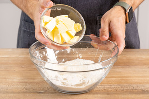 Butter zum Mehl geben