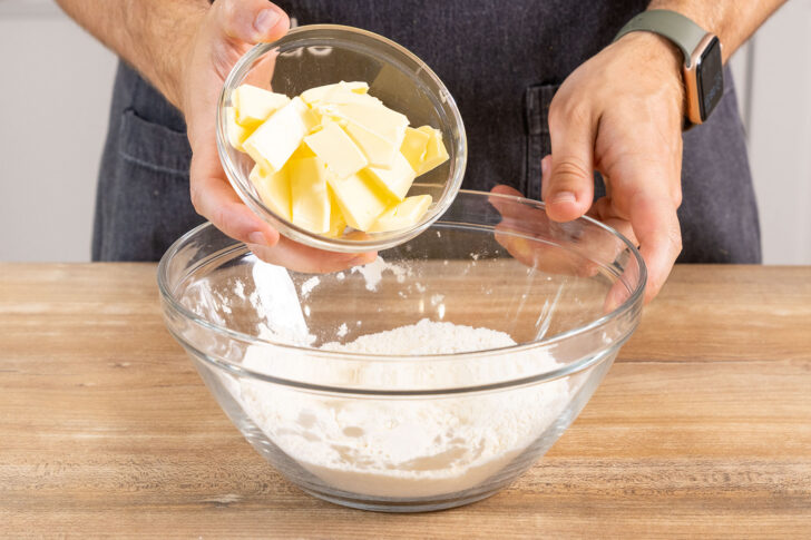 Butter zum Mehl geben