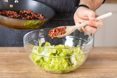 Schinkenwürfel zum Salat geben